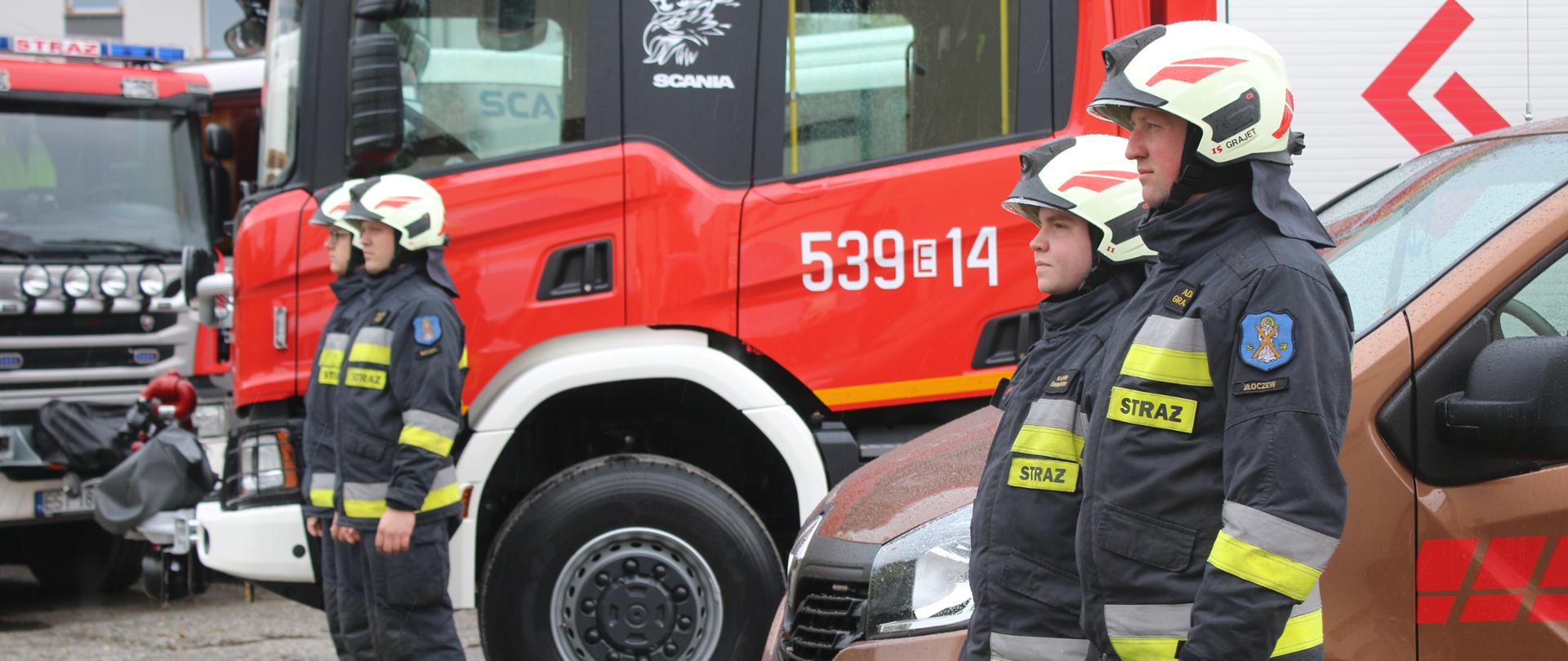 Na zdjęciu widzimy strażaków OSP wraz z przekazywanymi pojazdami