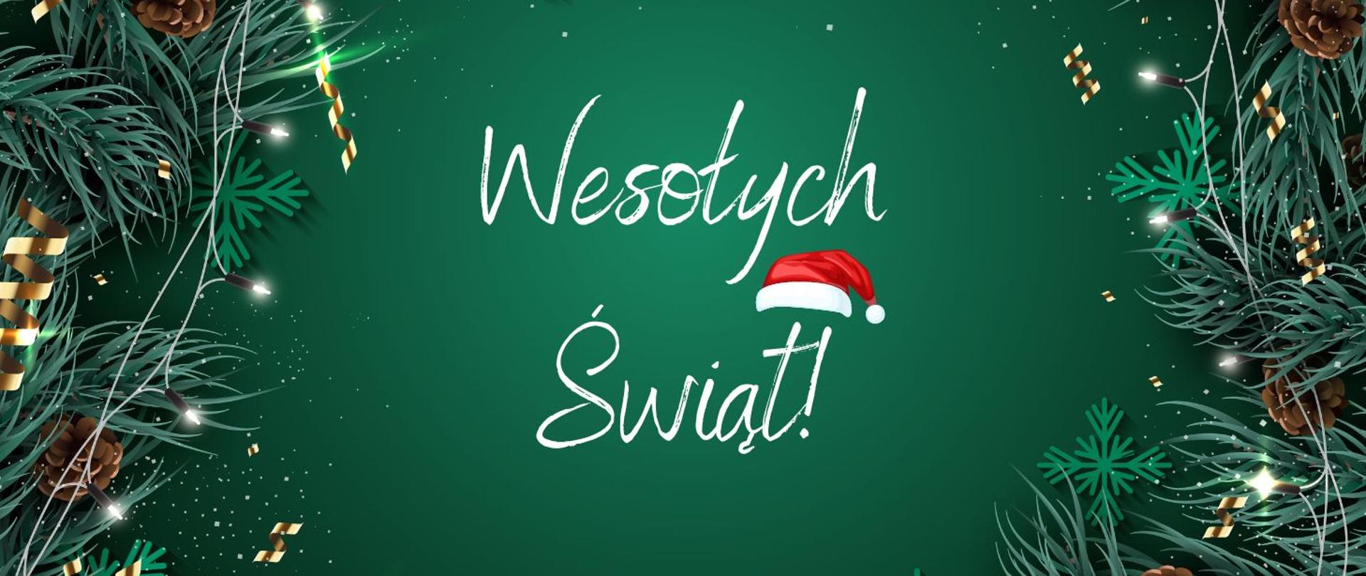 Zielony baner z napisem Wesołych Świąt! - nam nim czapka świętego Mikołaja, wokół zielone igliwie.