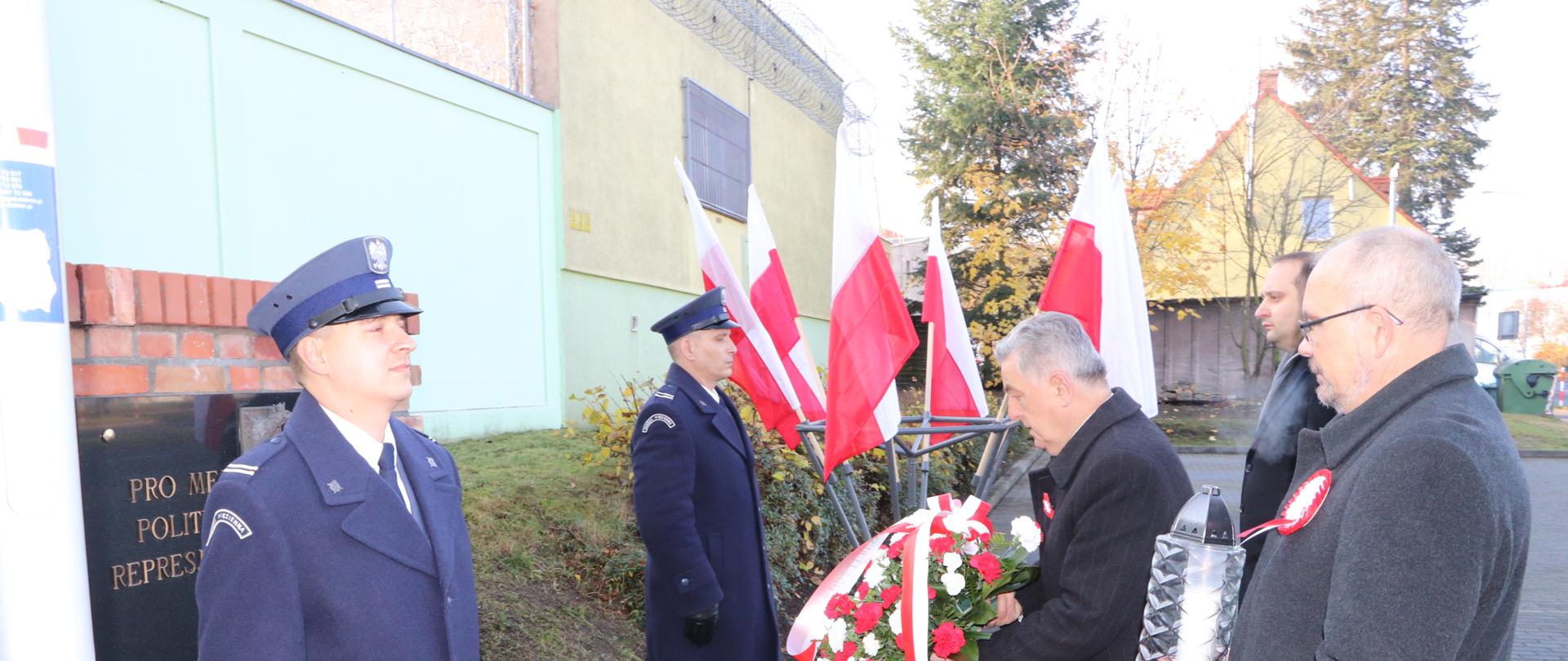 Wicewojewoda Lubuski Wojciech Perczak składa kwiaty z delegacją pod tablicą Pro Memoria więźniom politycznym i ofiarom represji komunistycznych przy Areszcie Śledczym w Zielonej Górze. 