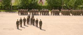 Widok z góry na plac, umundurowani uczniowie stoją w kilku szeregach.