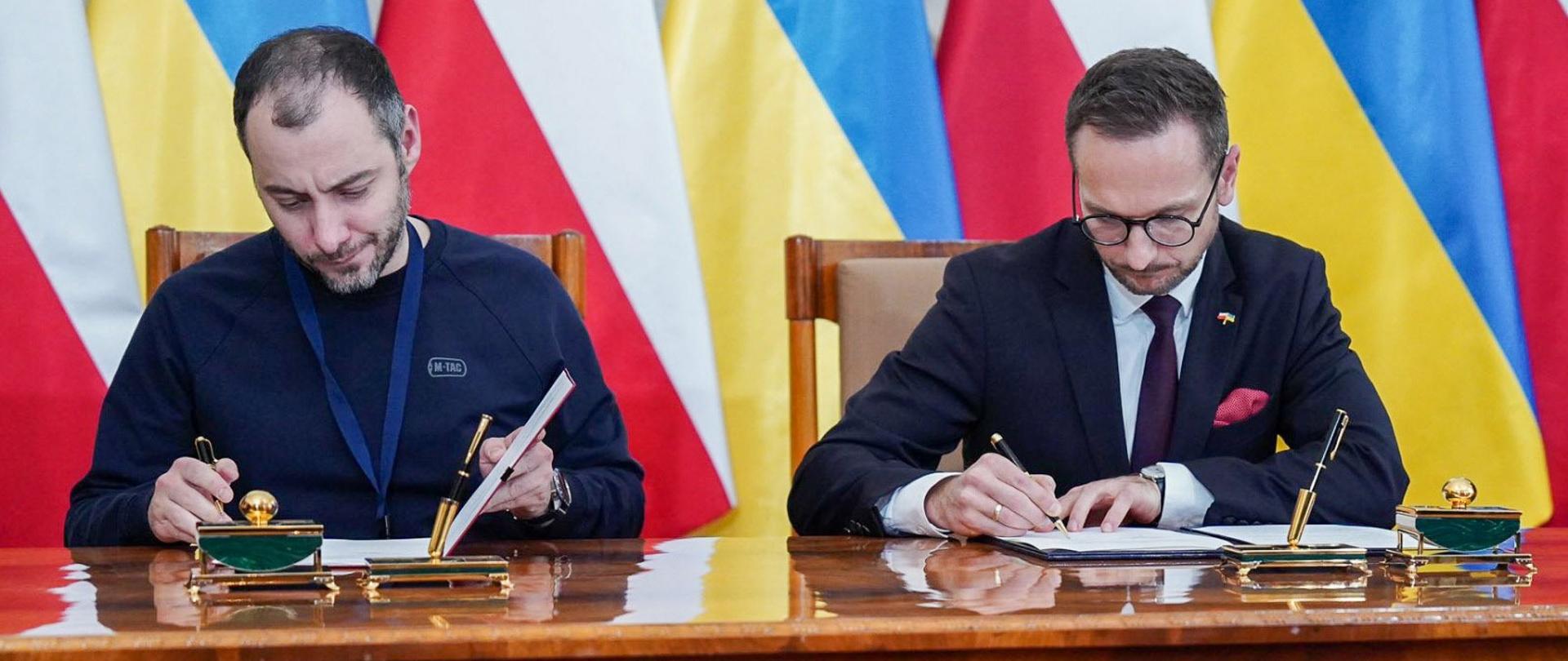 Podpisanie memorandum przez ministra rozwoju i technologii Waldemara Budę i wicepremiera Ukrainy Oleksandra Kubrakova.
