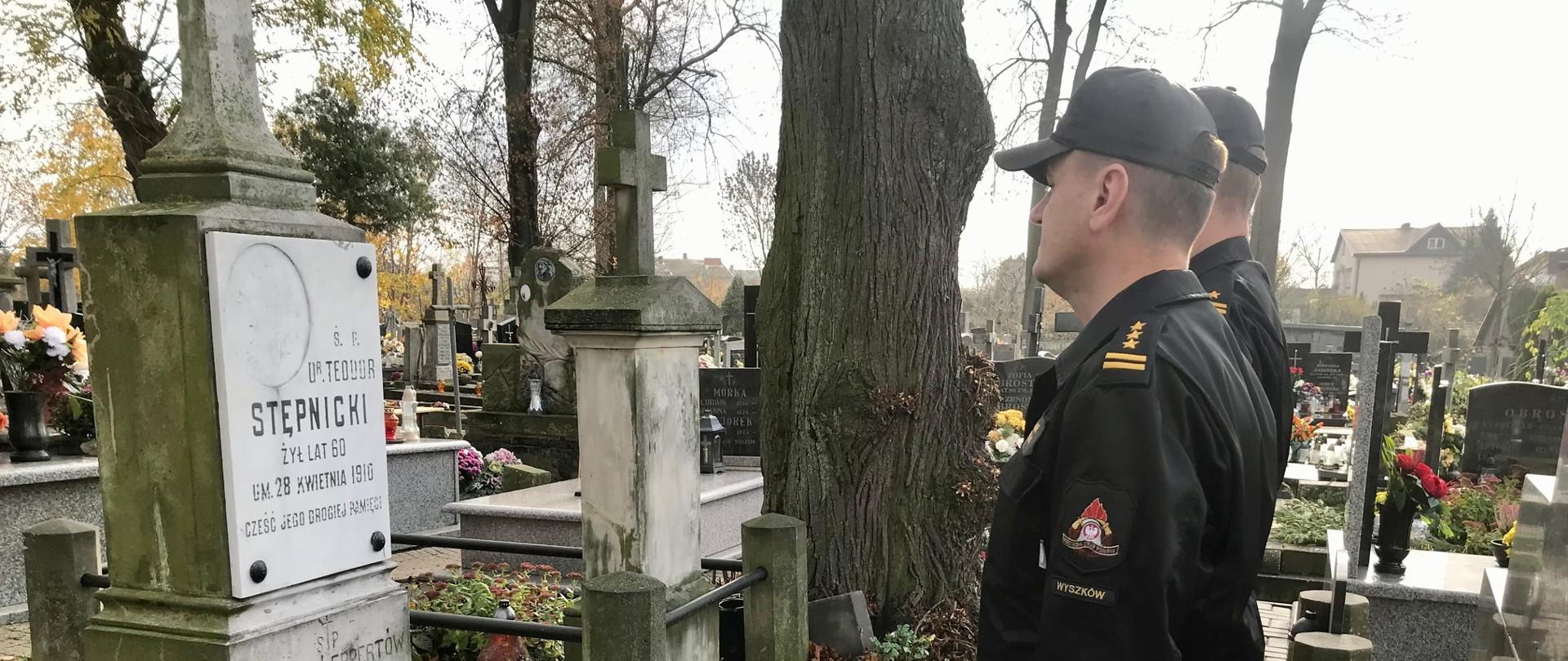 Betonowy grób Teodora Stępnickiego. Z prawej strony widoczny zastępca komendanta w ubraniu dowódczo-sztabowym.