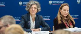 Minister funduszy i polityki regionalnej Katarzyna Pełczyńska-Nałęcz i przedstawicielka Komisji Europejskiej Emma Toledano-Laredo, minister siedzi przy stole, po lewej stronie siedzi Emma Toledano-Laredo