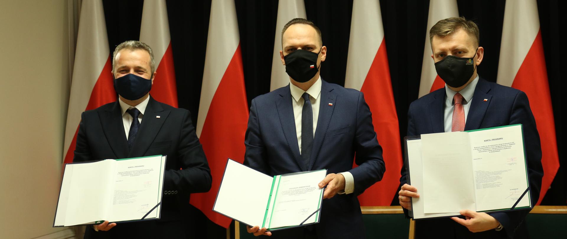 W uroczystym podpisaniu Programu inwestycji udział wzięli: wiceminister infrastruktury Rafał Weber, minister - członek Rady Ministrów Łukasz Schreiber oraz wojewoda kujawsko-pomorski Mikołaj Bogdanowicz
