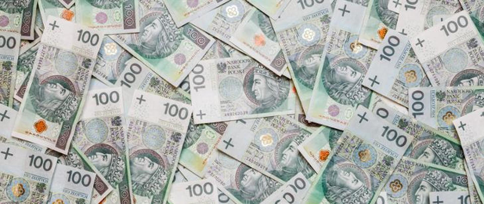 Pieniądze leżące na stole