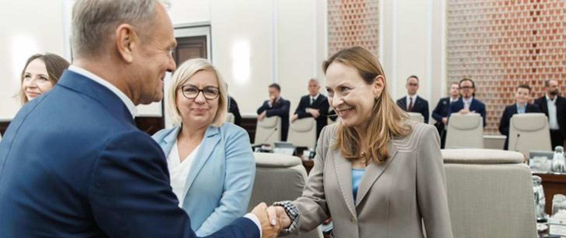 
In the photo, Minister Katarzyna Pełczyńska-Nałęcz greets Prime Minister Donald Tusk during a meeting of the Council of Ministers