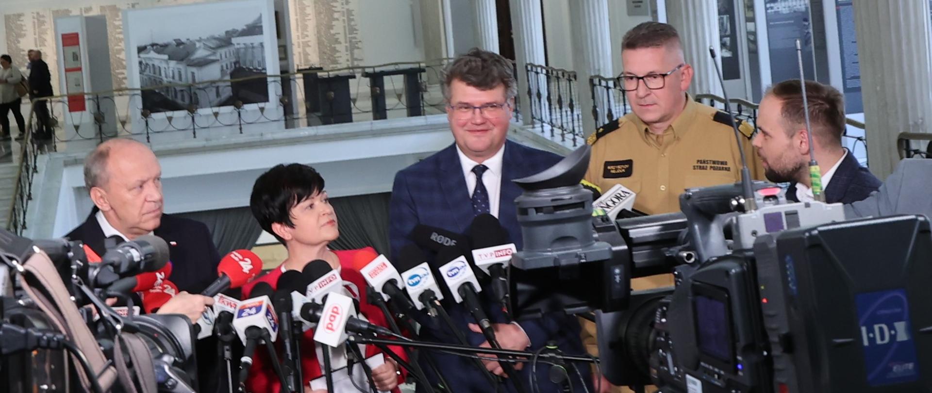Na zdjęciu widać pięć osób podczas briefingu prasowego w gmachu Sejmu RP