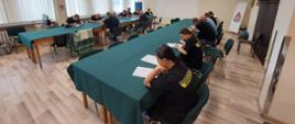 Strażacy podczas egzaminu teoretycznego z zakresu KPP.