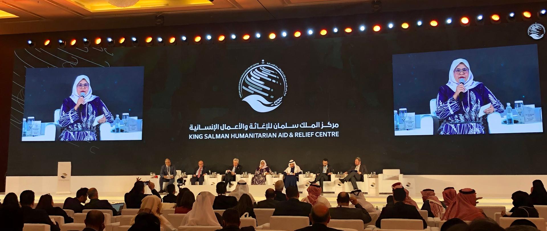 Prelegenci i uczestnicy w sali konferencyjnej