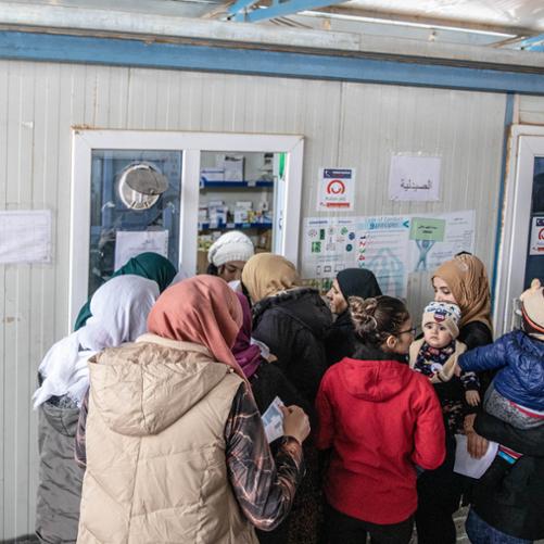 Bezpłatne leki są wydawane z okna apteki, mieszczącej się w osobnym kontenerze w obozie Qushtapa. Polska Misja Medyczna zwiększyła ponad dwukrotnie dostawy leków, lekarze klinki leczą miesięcznie ponad 2600 pacjentów. Farmaceutka Farah Khawaja Shahid wydaje leki kobietom. Farah mówi po arabsku i kurdyjsku, podobnie jak wszyscy pracownicy kliniki mobilnej, aby móc komunikować się z pacjentami z Syrii i Iraku.