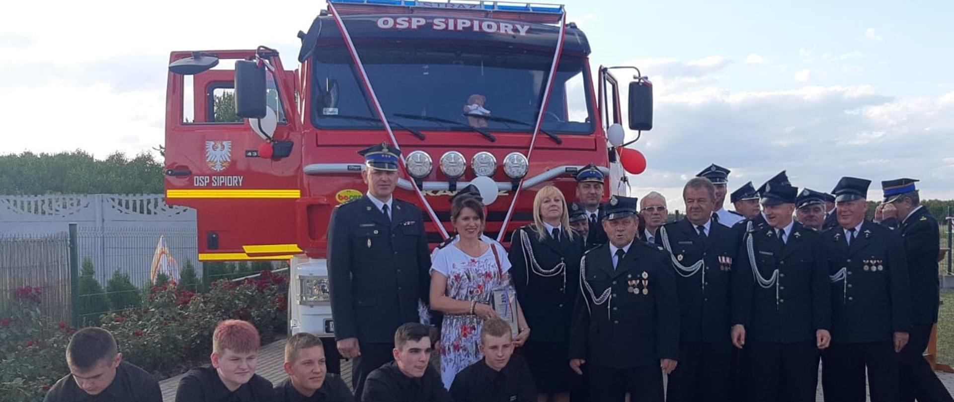 Na zdjęciu uczestnicy podczas uroczystości przekazania pojazdu ratowniczo-gaśniczego