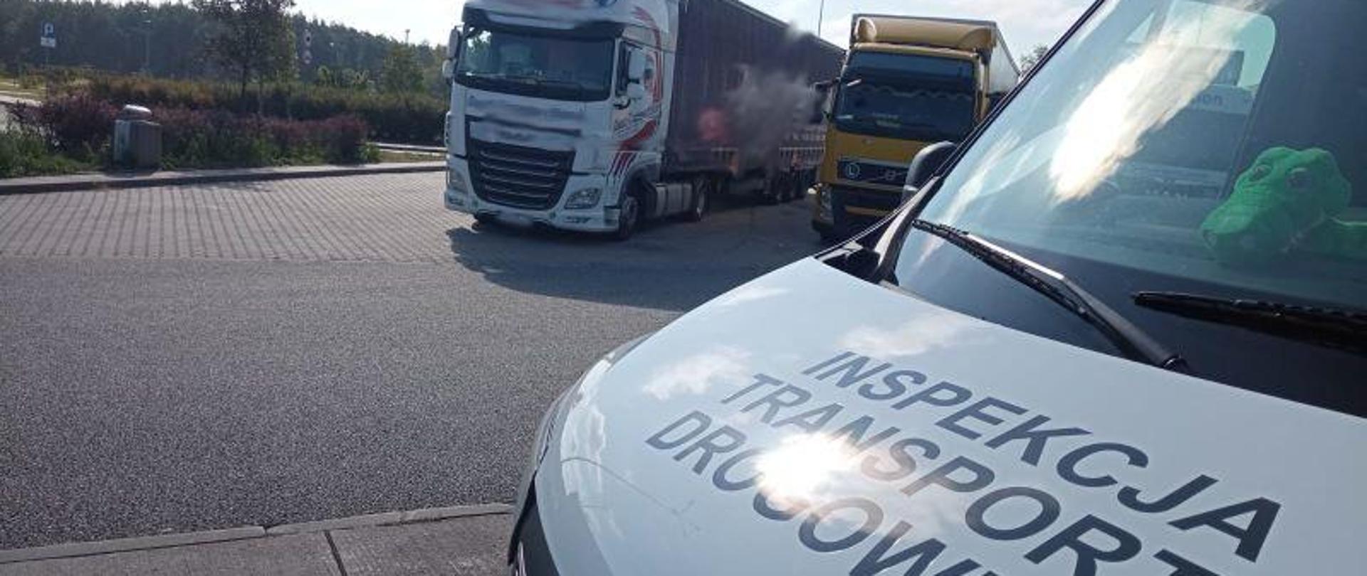 Widok pojazdy służbowego ITD na tle chorwackiej ciężarówki