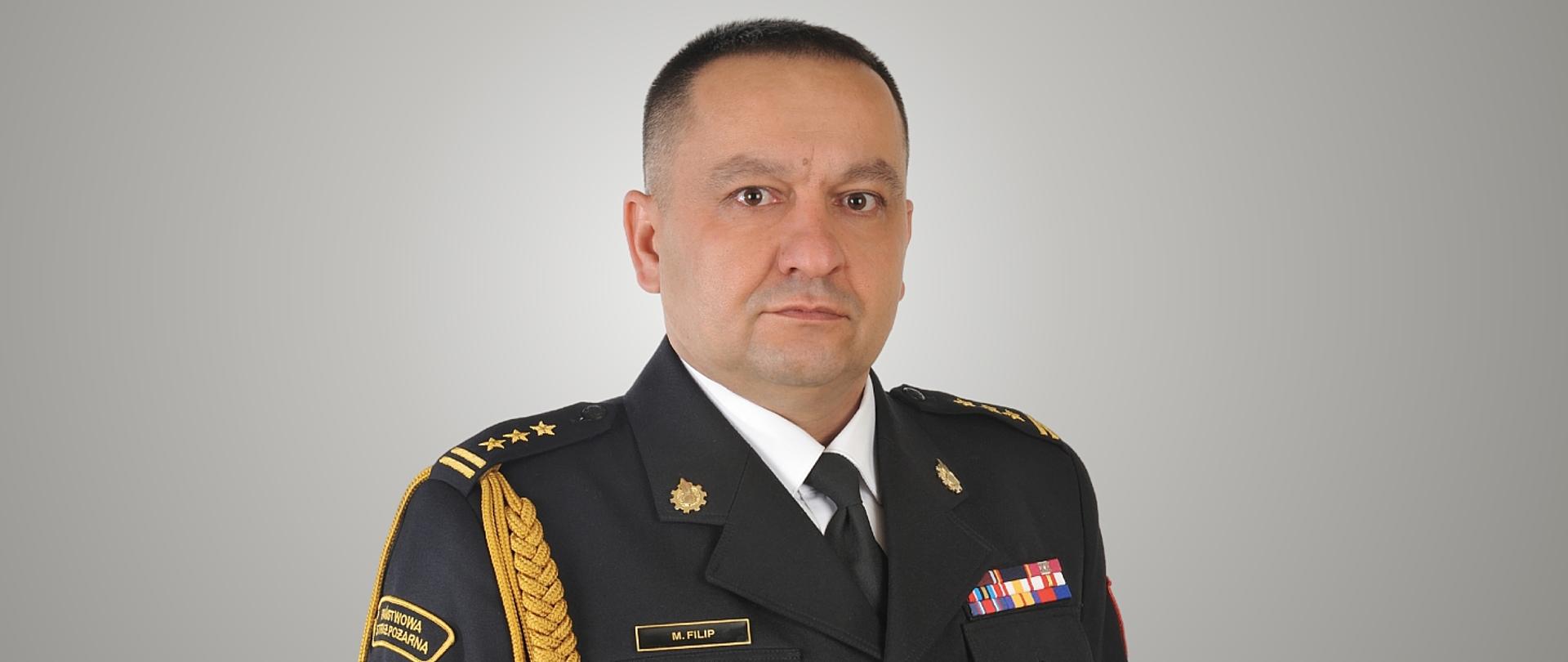 Zdjęcie przedstawia starszego brygadiera Marcina Filipa Zastępcę Komendanta Powiatowego Państwowej Straży Pożarnej w Łańcucie.