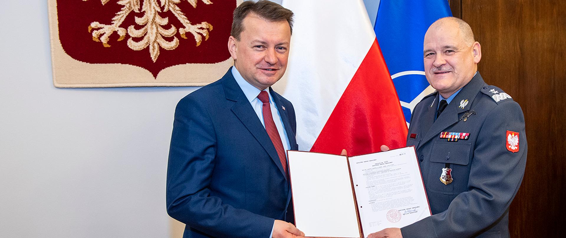 Minister Mariusz Błaszczak wręcza nominację gen. dyw. pil. T. Mikutelowi, który z dniem 20 stycznia 2020 r. wyznaczony został na stanowisko I Zastępcy Szefa Sztabu Generalnego WP;