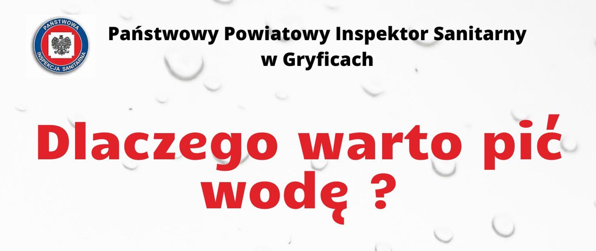 Kobieta pijąca wodę z szklanki