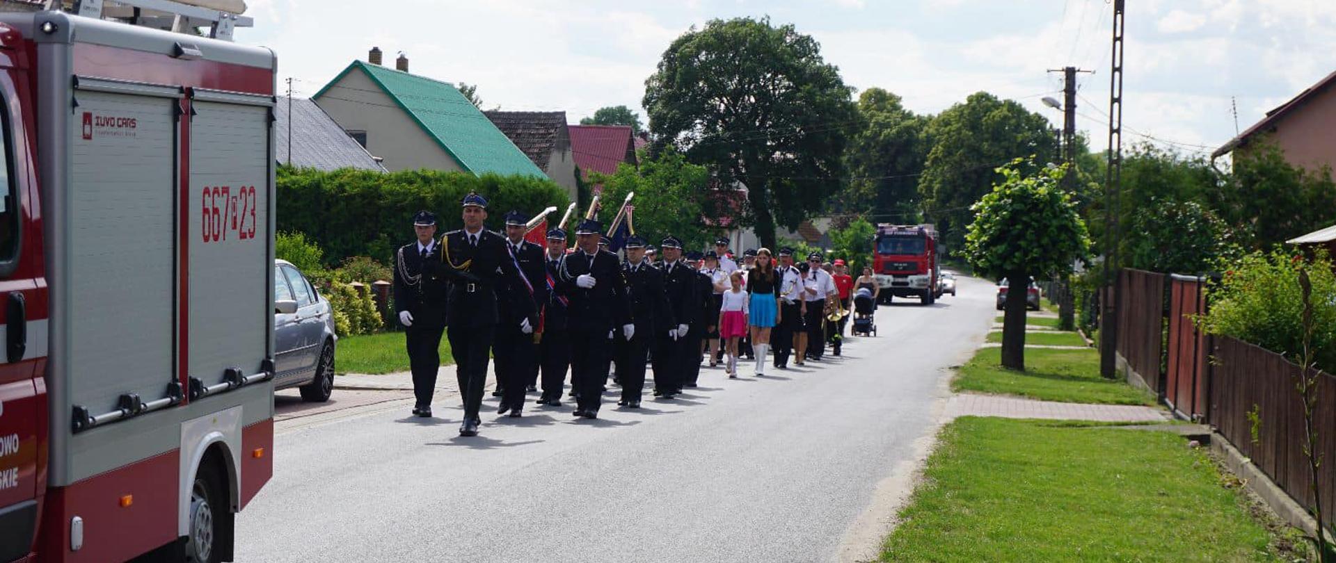 Ludzie droga samochód trawa 