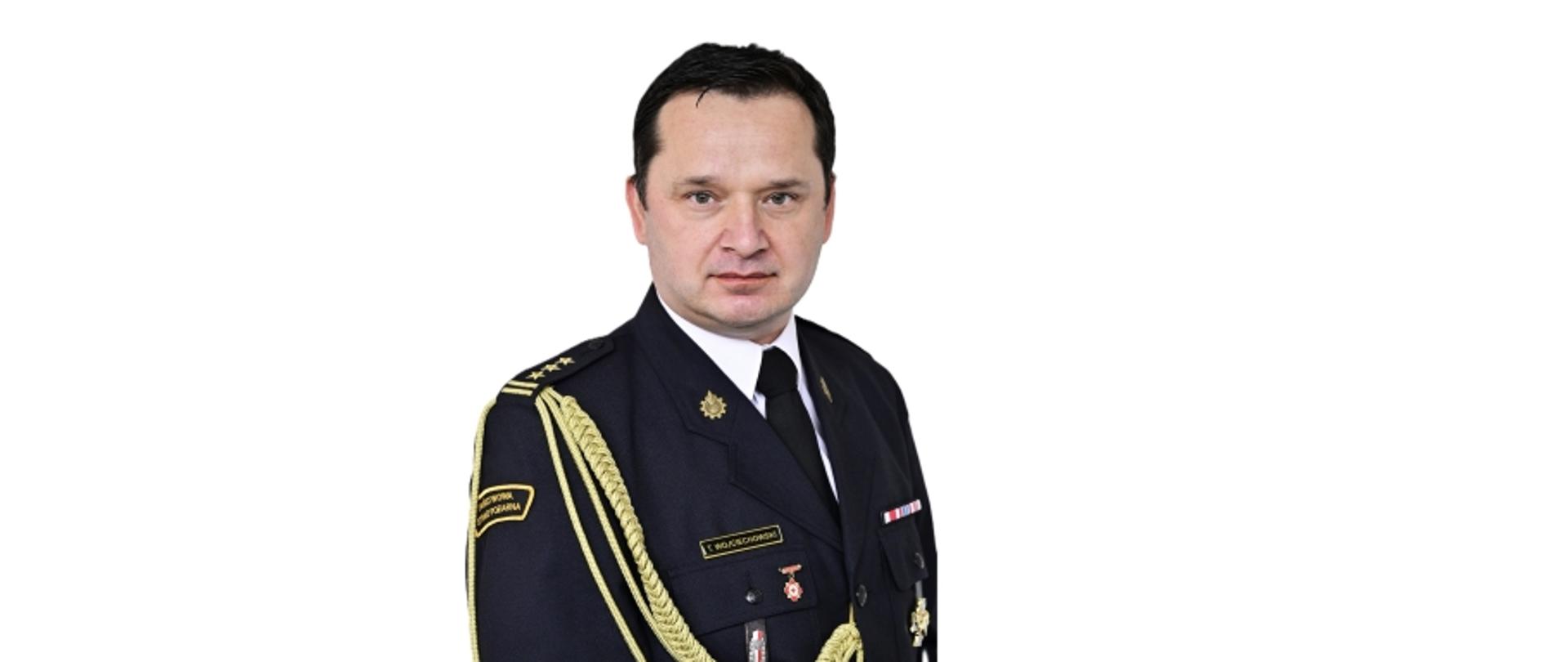 en face w mundurze wyjściowym ze sznurem