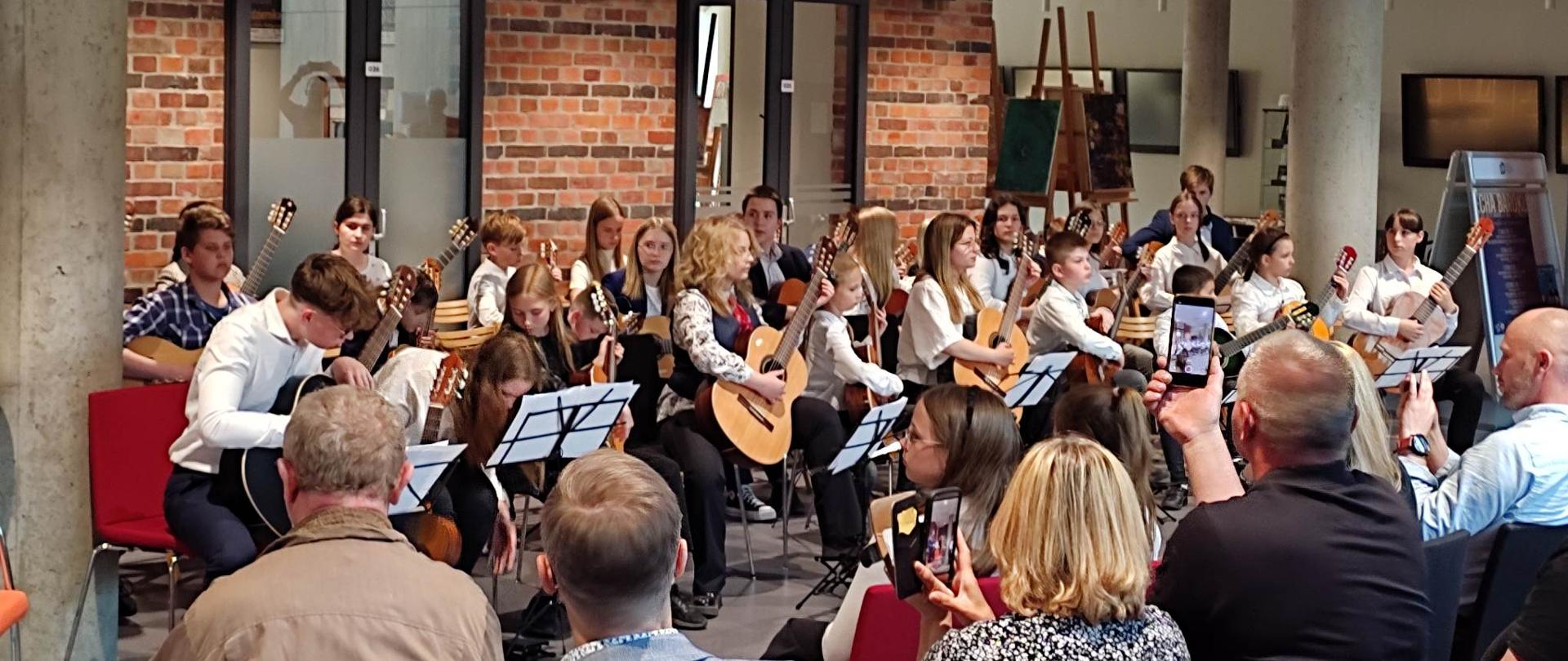 Uczestnicy warsztatów przed występem.