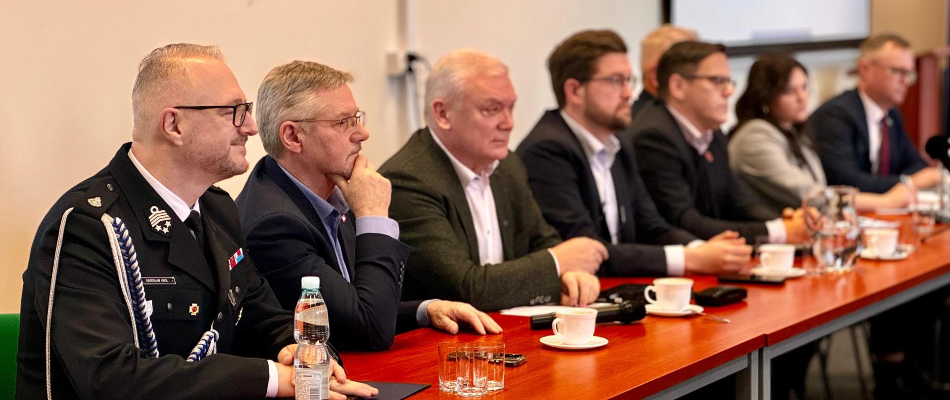 W siedzibie Warmińsko-Mazurskiej Izby Rolniczej Wojewoda Radosław Król razem z rolnikami, parlamentarzystami i przedstawicielami instytucji rozmawiał o kluczowych kwestiach, takich jak ochrona zwierząt, obrót ziemią, Zielony Ład i regulacje rynku unijnego.