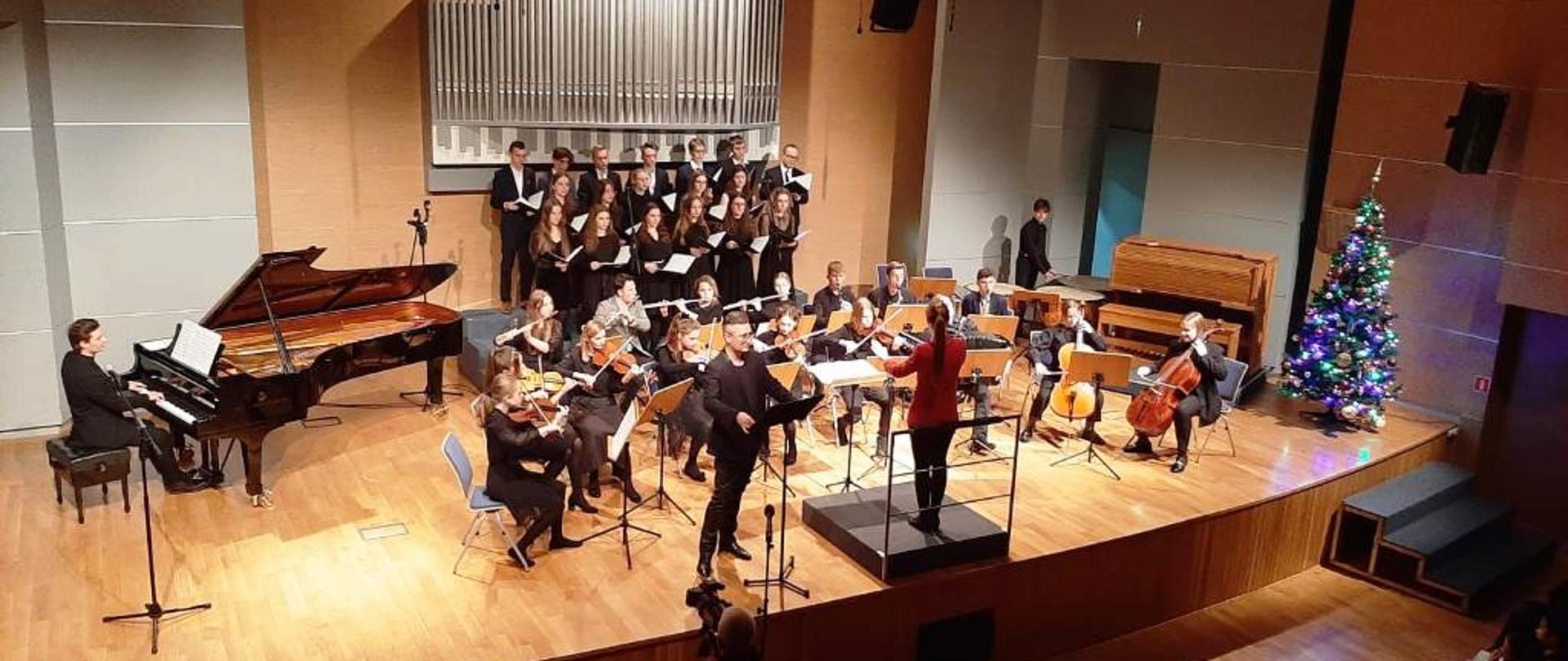 Zdjęcie z koncertu - na scenie Sali Koncertowej ZPSM chór i orkiestra PSM II st. oraz orkiestra PSM I st. ZPSM w Jarosławiu pod dyrekcją mgr Martyny Lasoty. Chórowi i orkiestrze PSM II st. towarzyszyli nauczyciele.