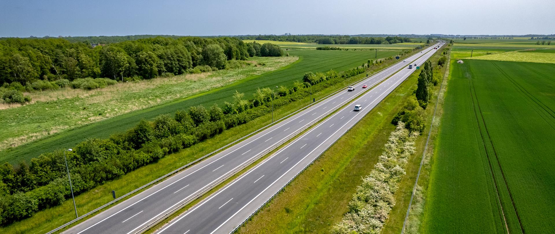 Widok na drogę biegnącą wśród pól