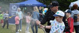 Na zdjęciu służby mundurowe oraz dzieci podczas Pikniku z okazji Dnia Dziecka 2022 