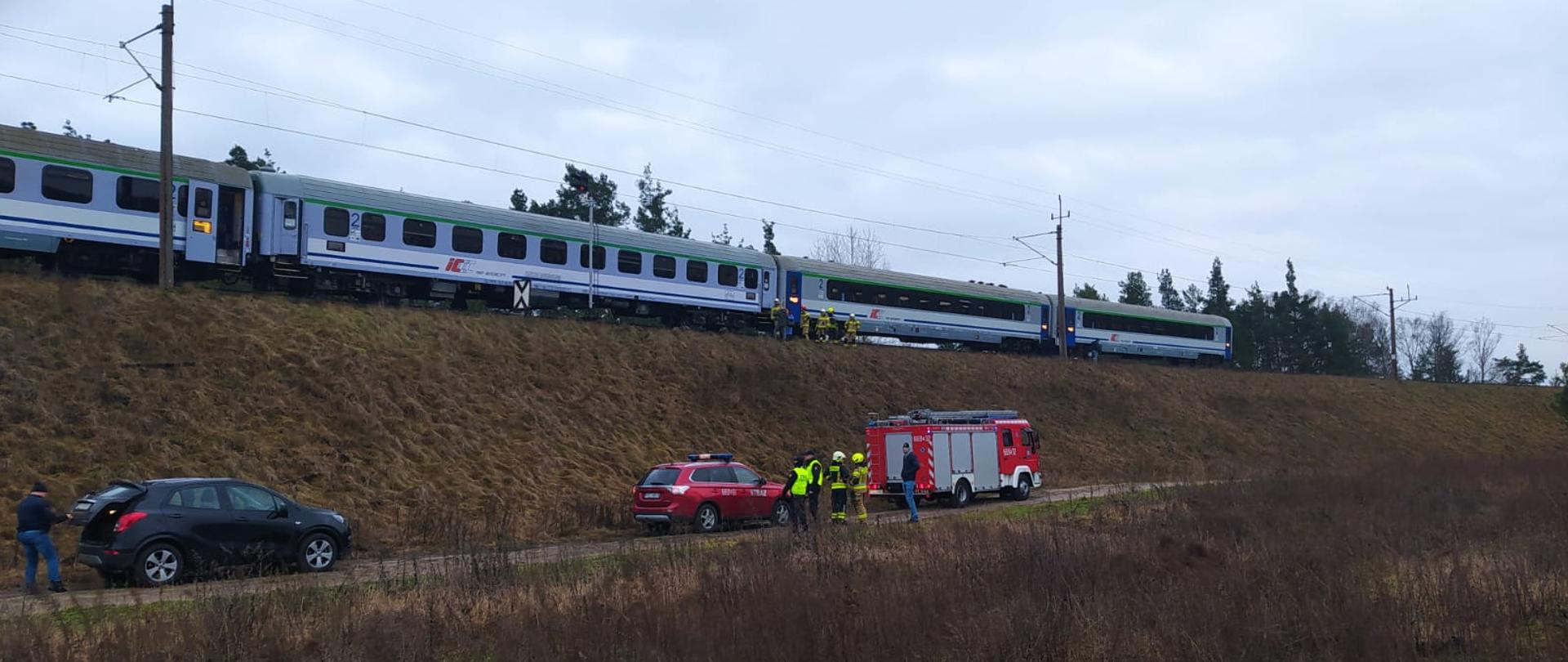 na zdjęciu skład pociągu oraz służby 