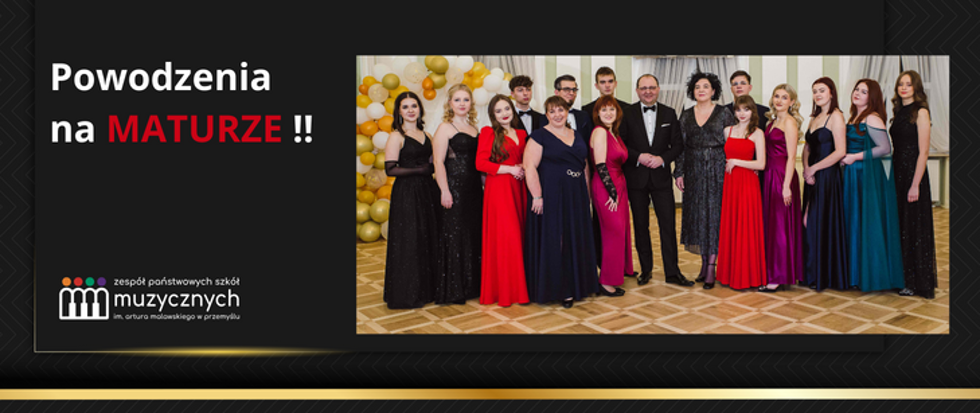 Na czarnym tle z prawej strony znajduje się zdjęcie tegorocznych maturzystów z dyrekcją w trakcie studniówki. Z lewej widnieje napis: Powodzenia na MATURZE !! Poniżej znajduje się logo szkoły.