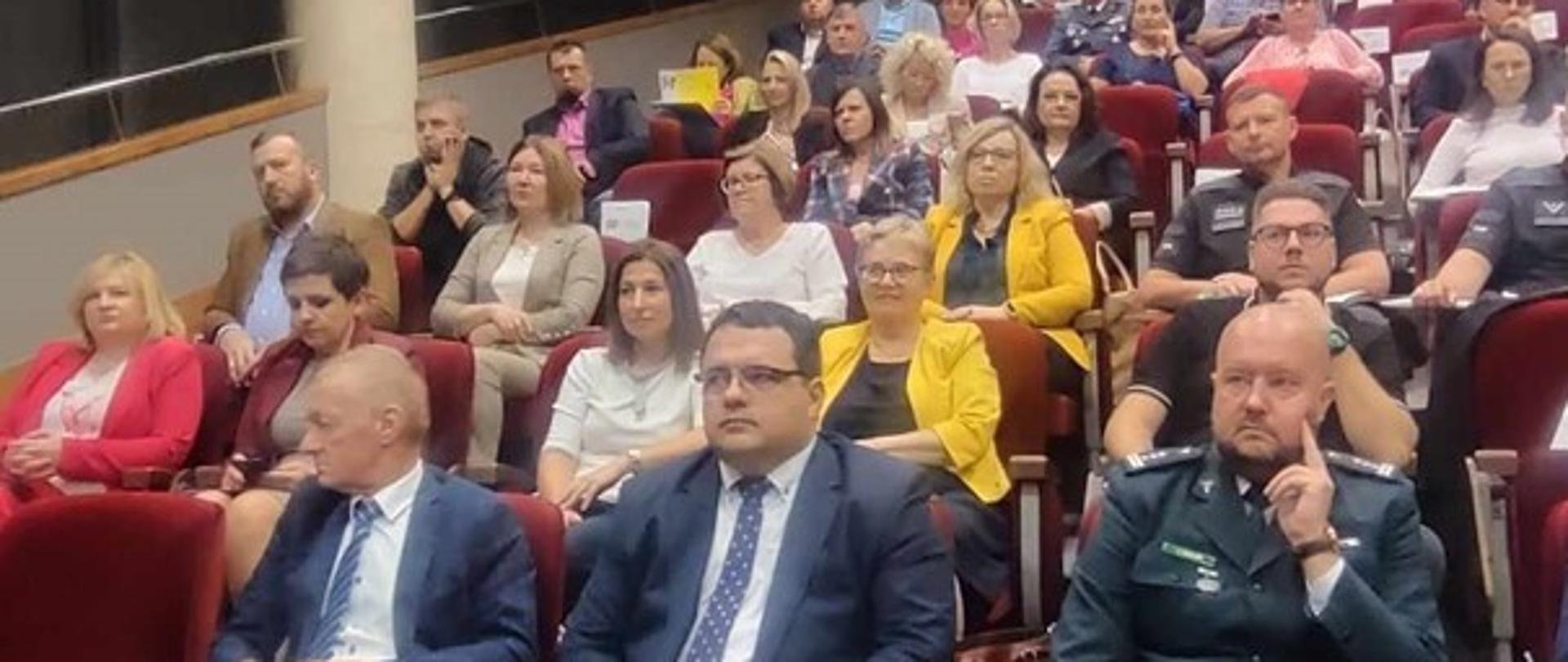 Uczestnicy konferencji „Wdrażanie i monitorowanie dostępności w instytucjach publicznych dla osób ze szczególnymi potrzebami”. 