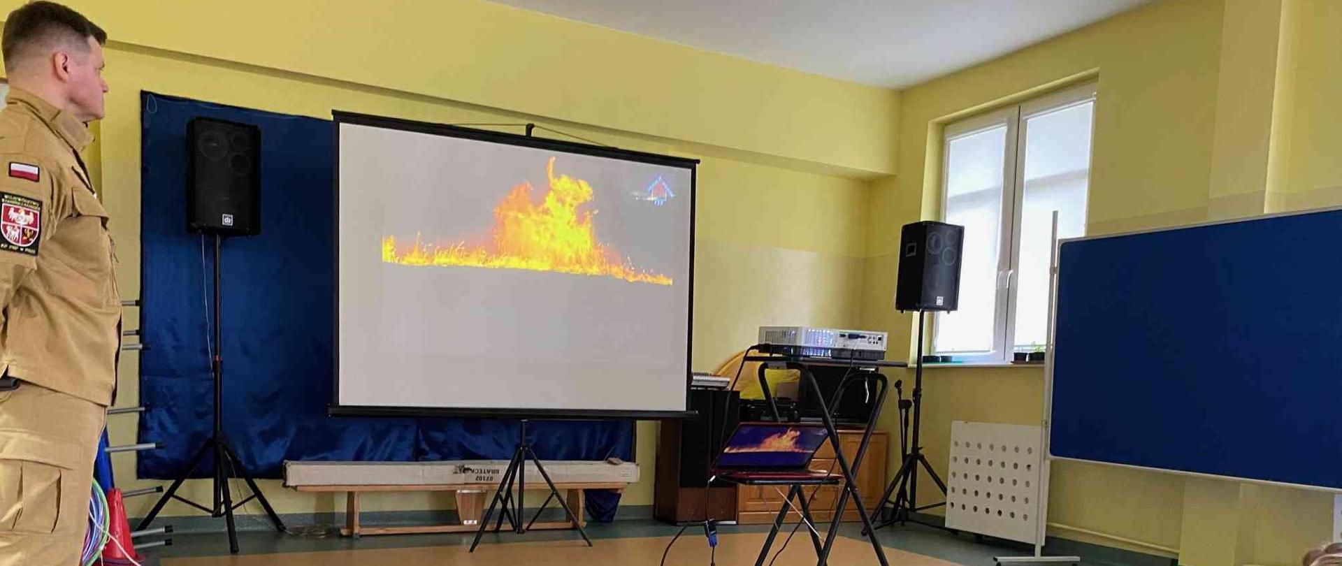 Strażak stojący obok ekranu