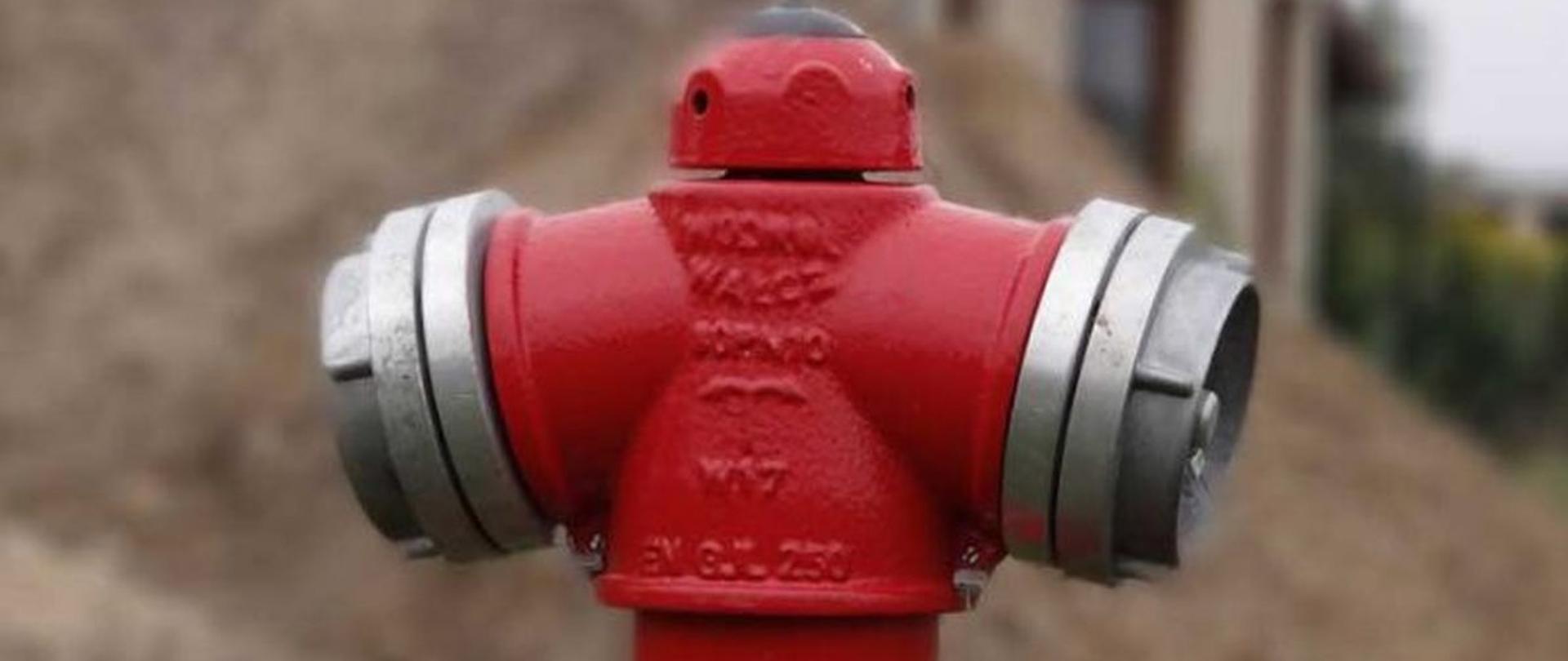 Zdjęcie przedstawia hydrant na ulicy