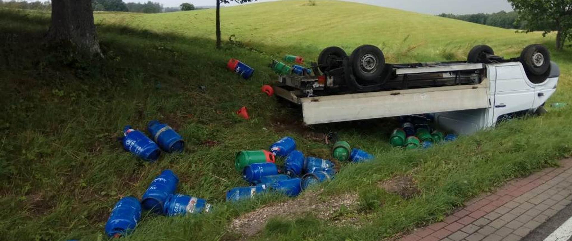 Wywrócony samochód dostawczy w rowie z rozrzuconymi butlami zawierającymi gaz propan-butan