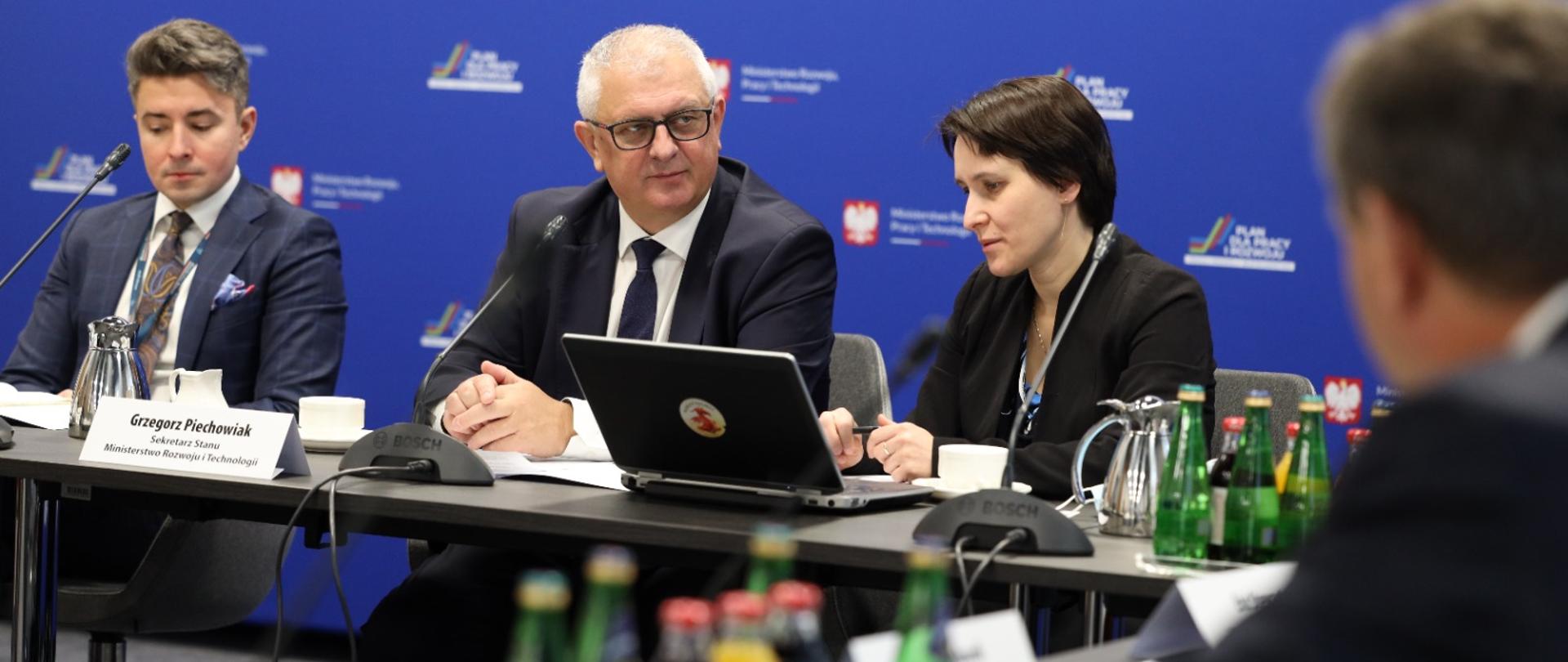 Minister Grzegorz Piechowiak siedzi przy stole i rozmawia z przedstawicielami Polsko-Amerykańskiej Rady Biznesu