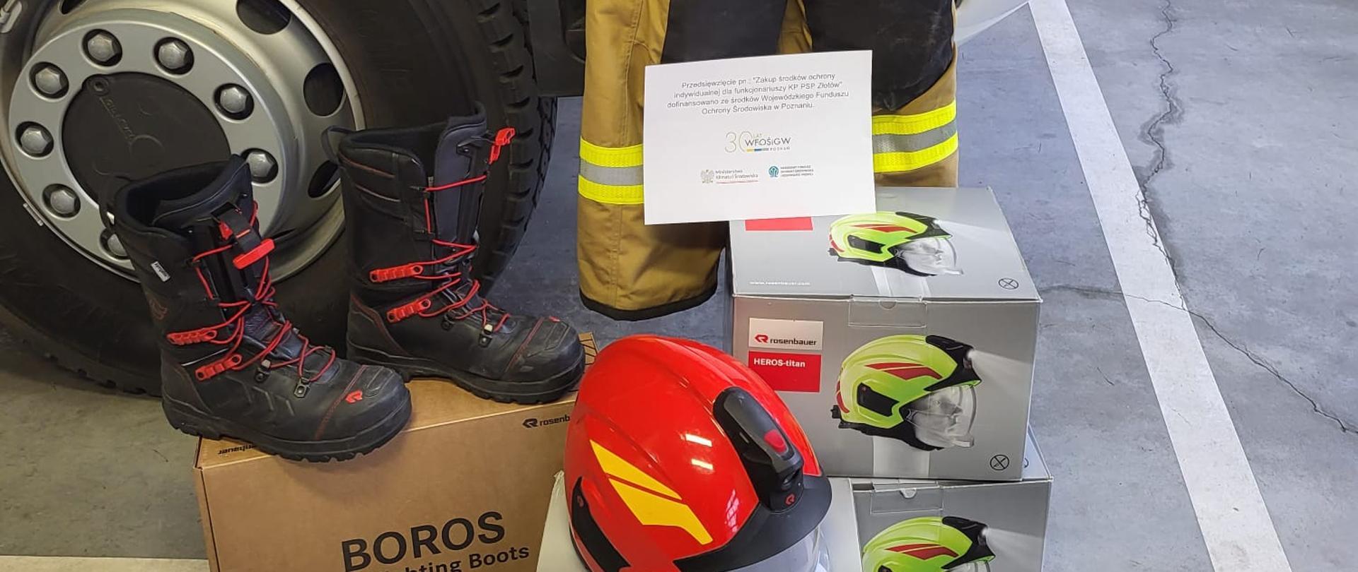 na zdjęciu manekin hełmy oraz buty strażackie