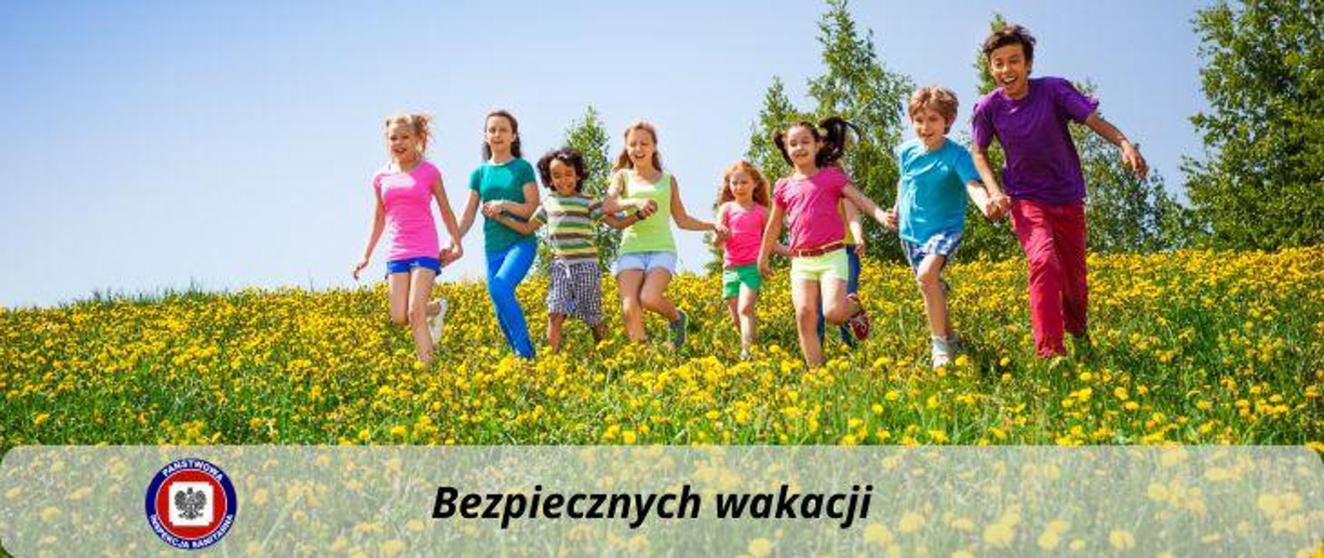 Grupa ośmiu osób (6 dziewczynek i 2 chłopców) biegnąca po łące, na której kwitną żółte kwiaty. Niebo jest bezchmurne. Dzieci ubrane w kolorowe koszulki z krótkim rękawkiem i krótkie spodenki. Dzieci są uśmiechnięte. Na dole napis Bezpiecznych wakacji. W lewym dolnym rogu logo Państwowej Inspekcji Sanitarnej.