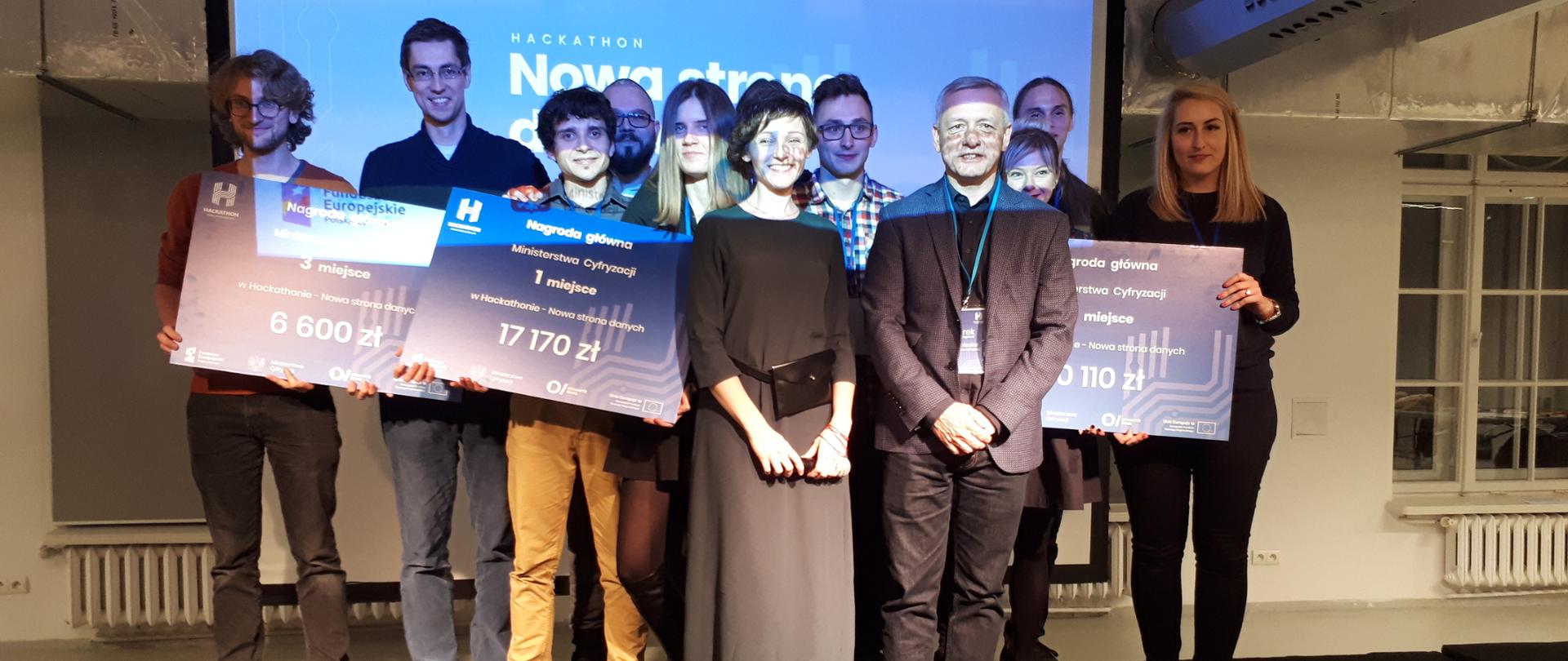 Laureaci tegorocznego hackathonu w towarzystwie ministra Marka Zagórskiego i Agaty Miazgi - pełnomocniczki ministra cyfryzacji ds. otwartości danych