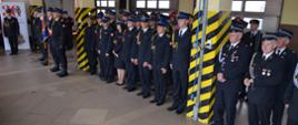 Zdjęcie przedstawia funkcjonariuszy komendy, druhów osp oraz poczet sztandarowy w mundurach wyjściowych podczas uroczystego apelu z okazji dnia strażaka 