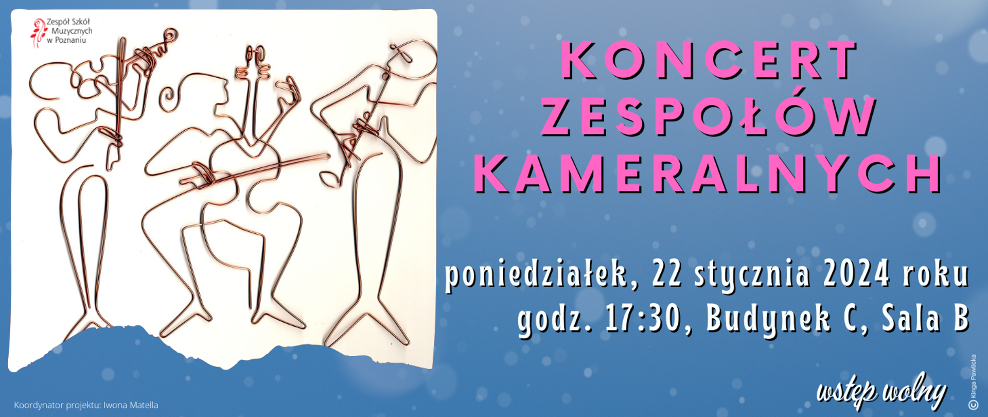 Grafika na niebieskim tle ze zdjęciem muzyków z boku napis:KONCERT ZESPOŁÓW KAMERALNYCH, poniedzialek, 22 stycznia 2024 roku, godz. 17:30, Budynek C, Sala B. Wstęp wolny! Projekt Kinga Pawlicka