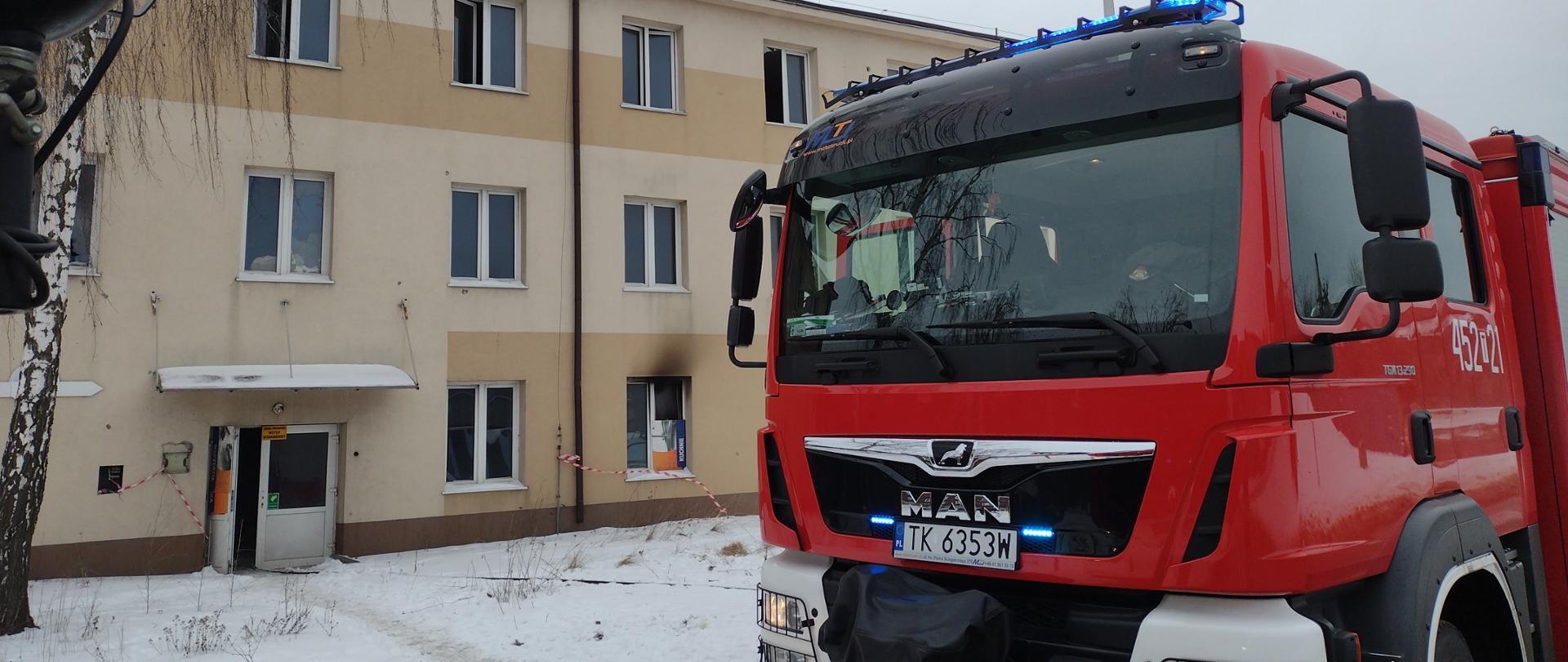 Na zdjęciu samochód gaśniczy przed budynkiem biurowym w którym doszło do pożaru. 