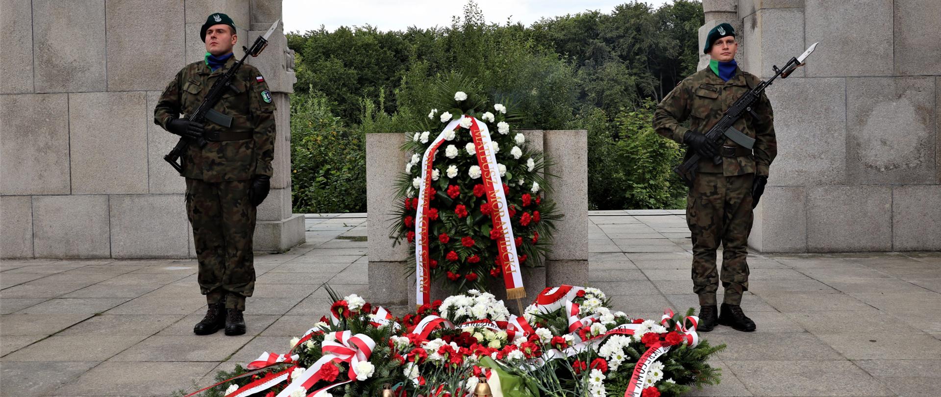 Dwóch żołnierzy przy pomniku czynu powstańczego