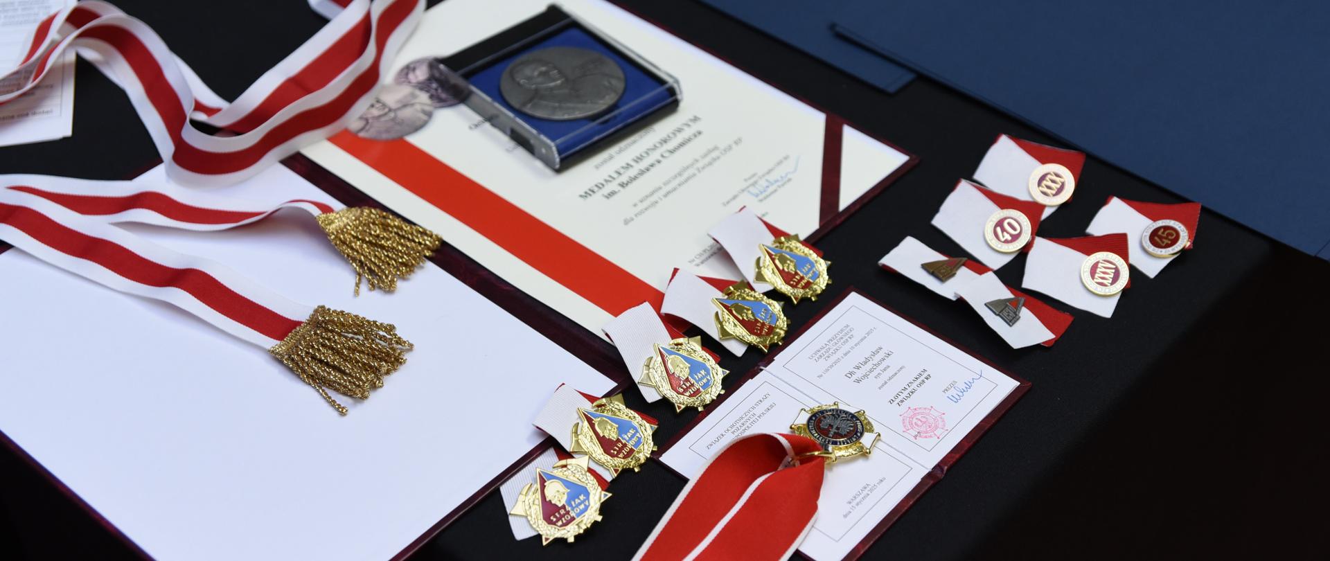 Medale i odznaczenia na stole