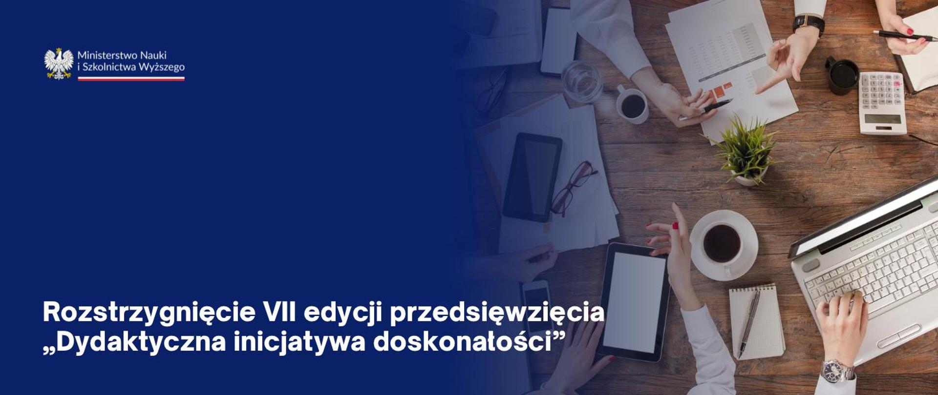 Grafika - na niebieskim tle napis Rozstrzygnięcie VII edycji przedsięwzięcia "Dydaktyczna inicjatywa doskonałości".