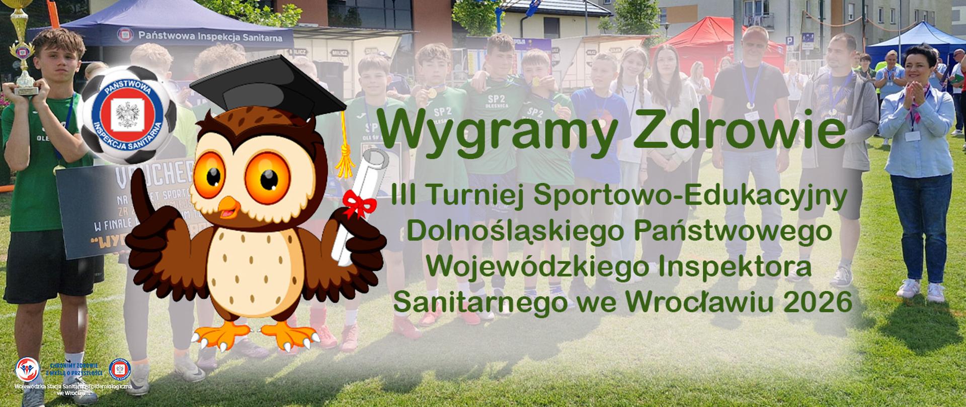 Sowa trzymająca dyplom oraz piłkę na tle zdjęcia finalistów turnieju piłkarskiego