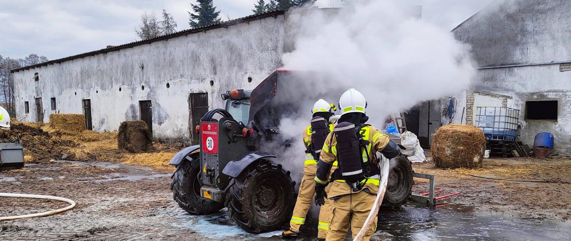 Na zdjęciu widać strażaków podczas działań gaśniczych 