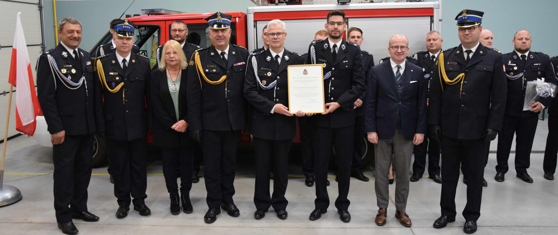 Zastępca wielkopolskiego komendanta wojewódzkiego wręczył akt włączenia OSP Puszczykowo do KSRG 