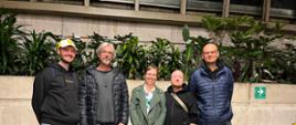 La jefe adjunta de la Embajada - Katarzyna Cholewińska - junto a los compositores Mikołaj Stroiński y Wojtek Urbański y los otros miembros de la delegación polaca