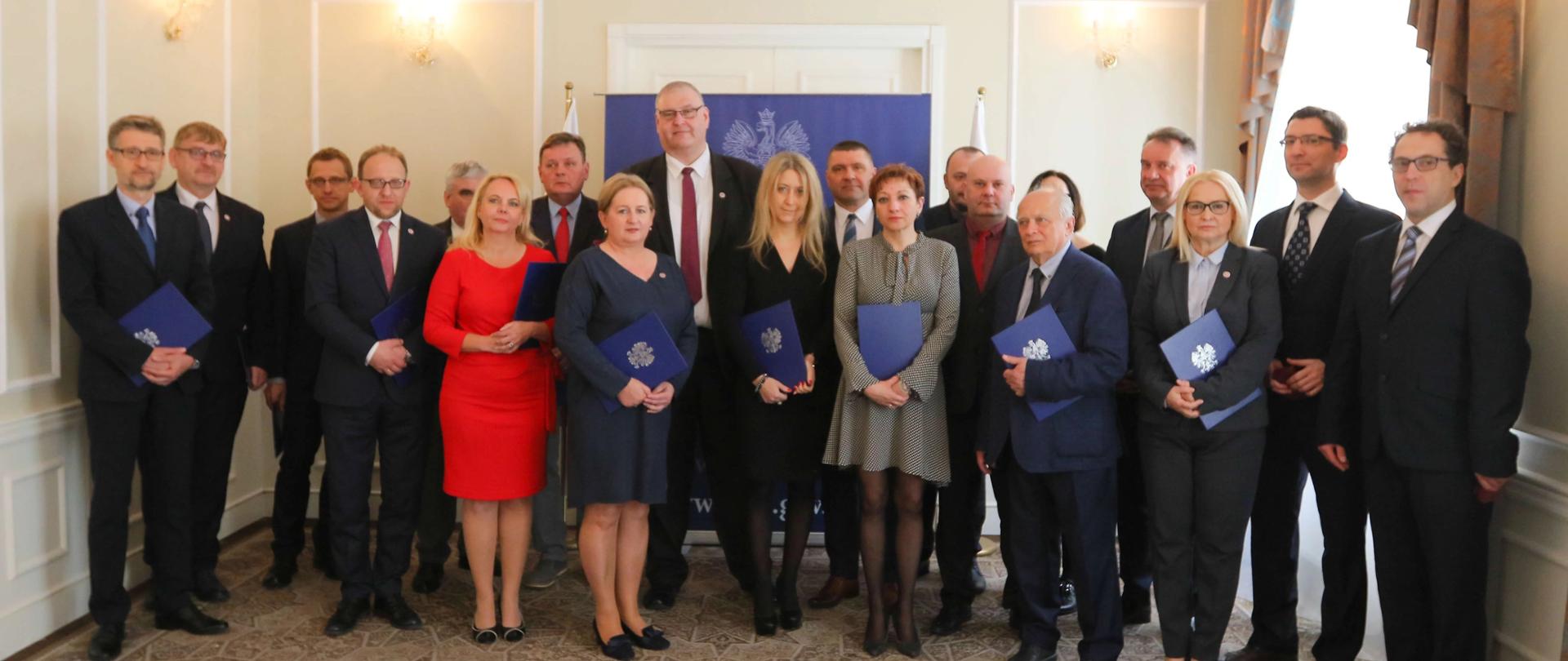 zdjęcie grupowe przedstawiające członków Krajowej Rady Prokuratorów przy Prokuratorze Generalnym podczas posiedzenia w dniach 25-26 kwietnia 2018 roku 