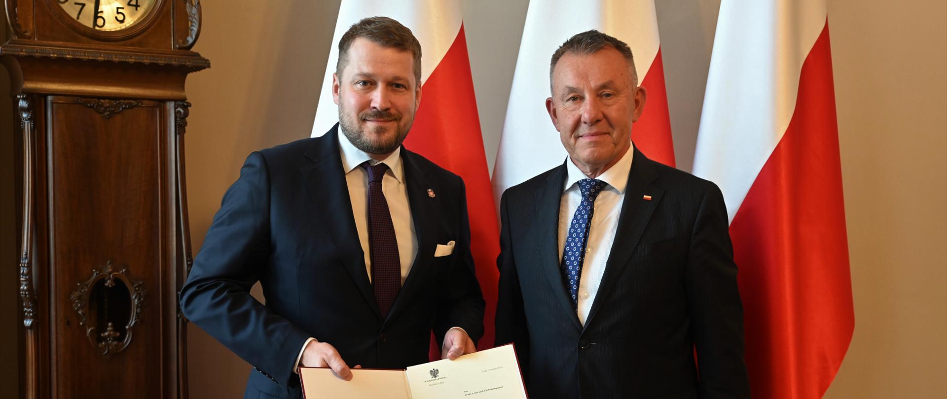 Dr hab. med., prof. UM Piotr Hogendorf (z lewej) i Wojewoda Łódzki Karol Młynarczyk (z prawej)