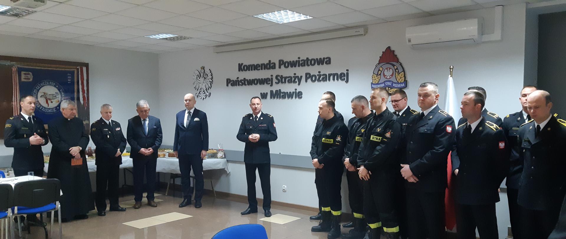 Pracownicy KP PSP w Mławie znajdują się w świetlicy, podczas wigilii