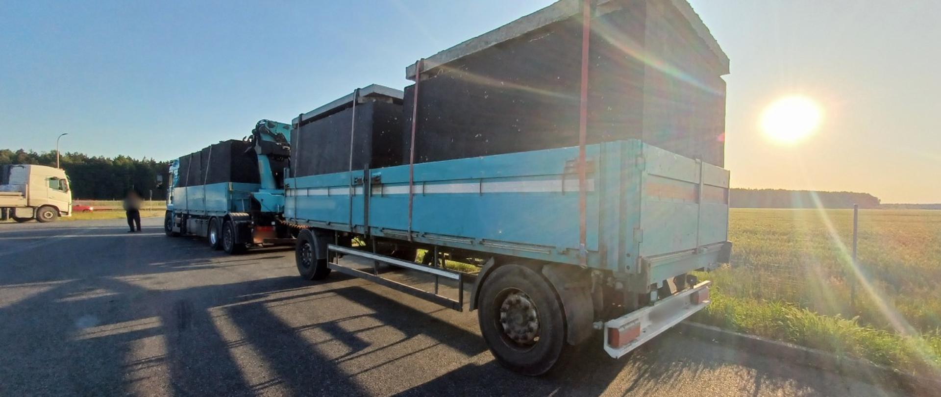 Za ciężki transport szamb betonowych zatrzymany przez inspektorów łódzkiej Inspekcji Transportu Drogowego w okolicach Wolborza (powiat piotrkowski).